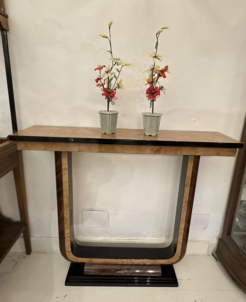 古老的控制台，装饰有花卉的花瓶