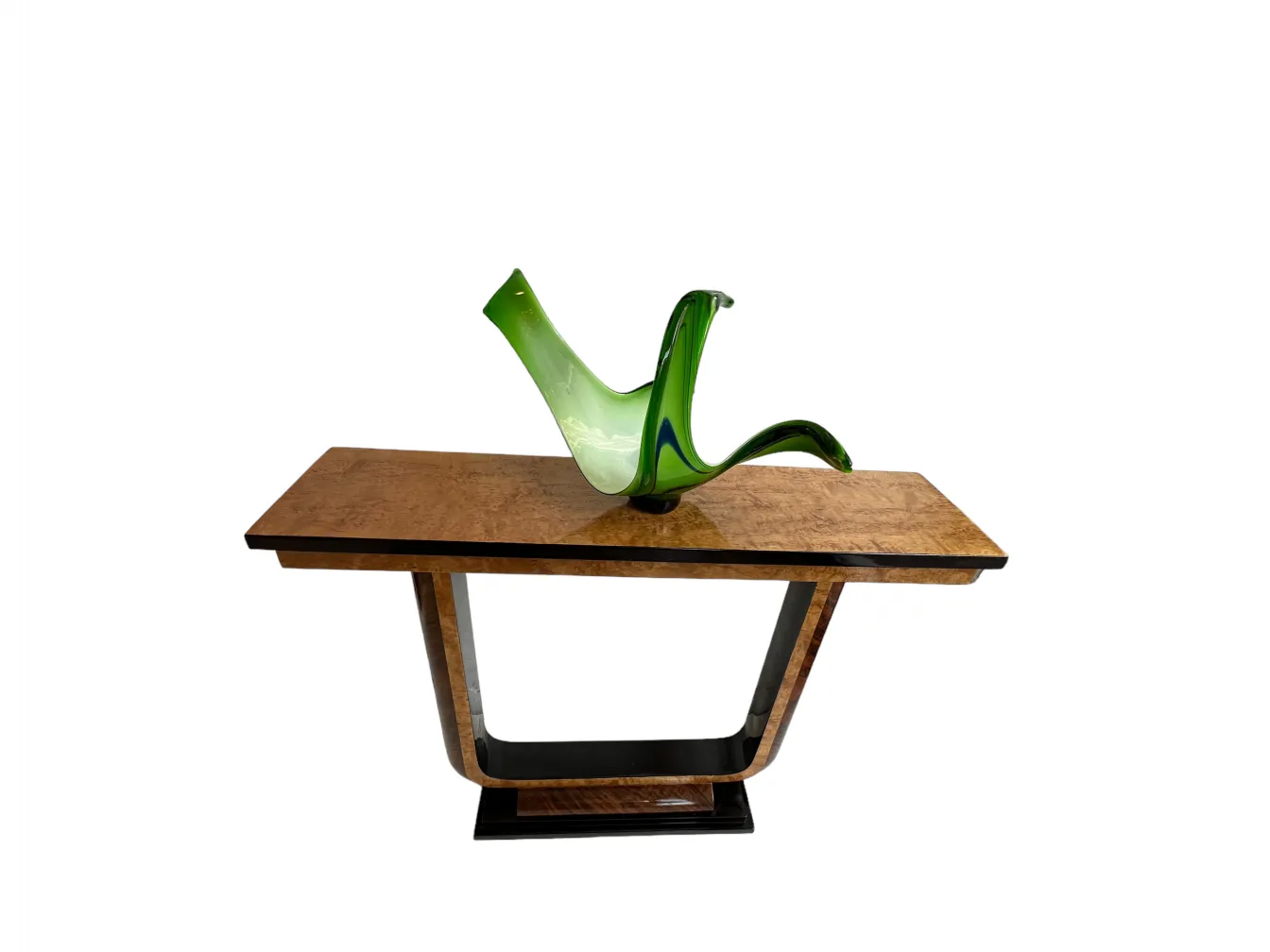 console antica con ornamento decorativo verde