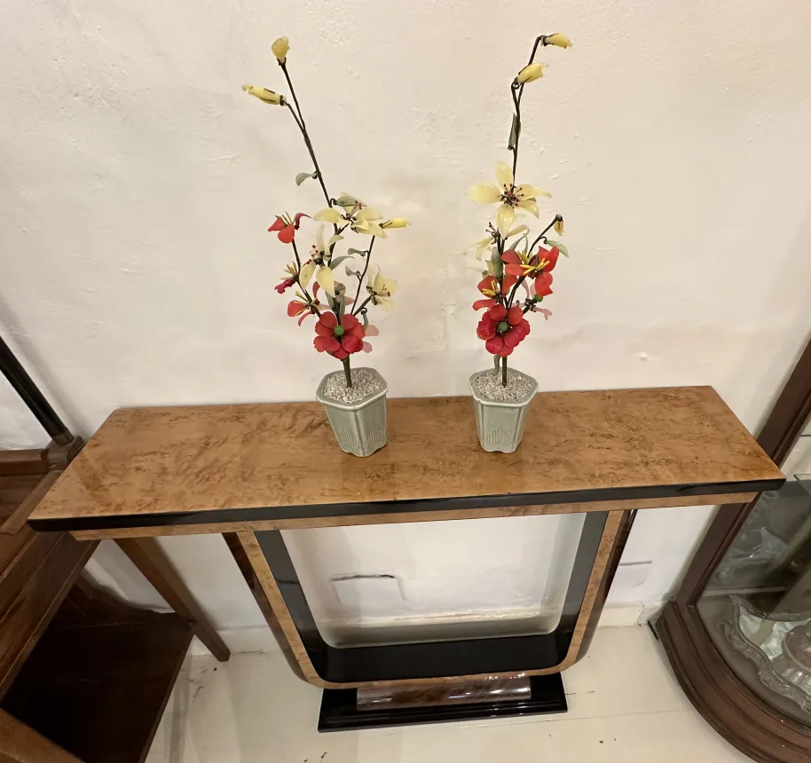 Consola antiga com flores decorativas