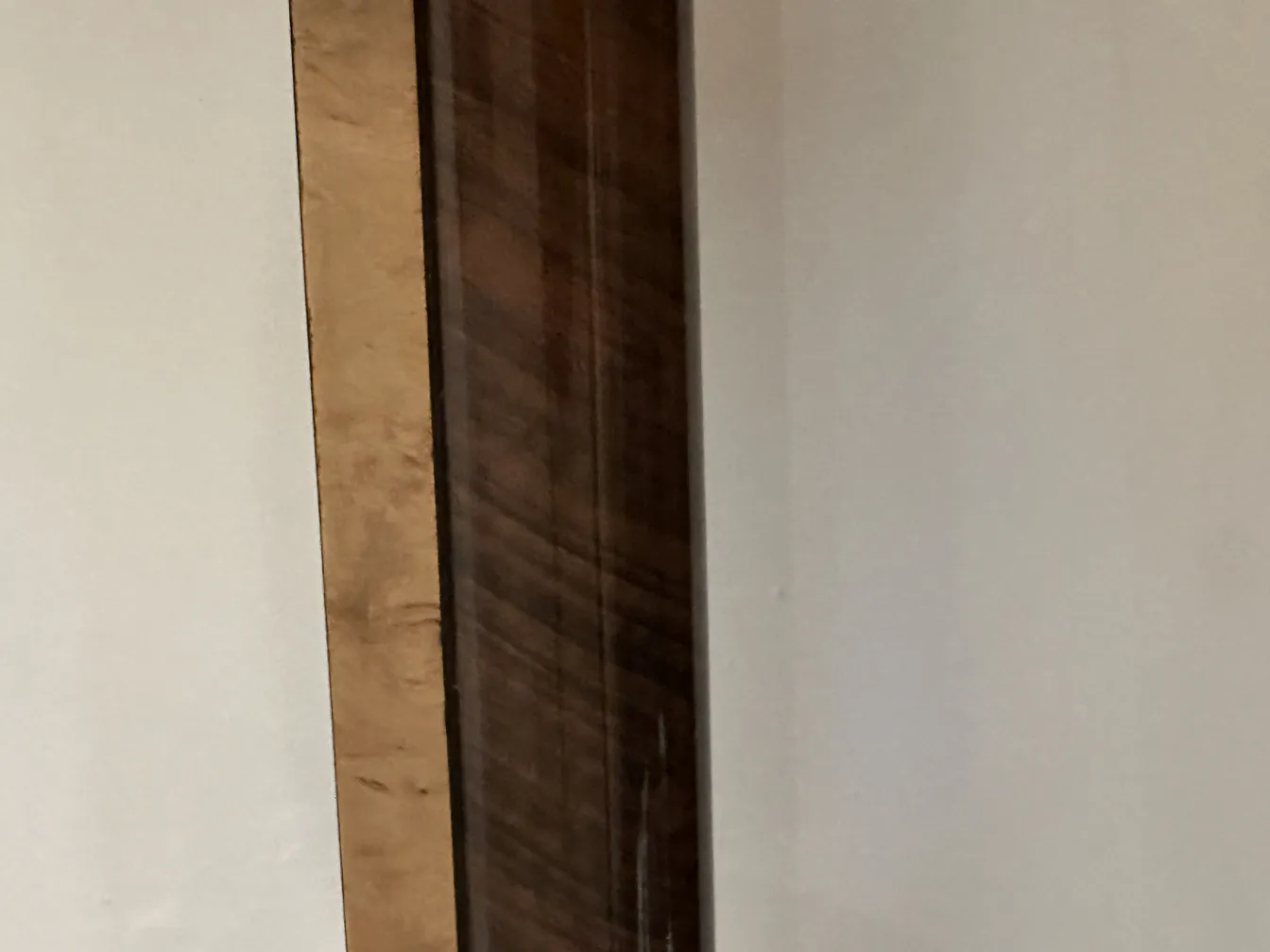 antico mobili dresuar con dettagli ornamentali contro il muro