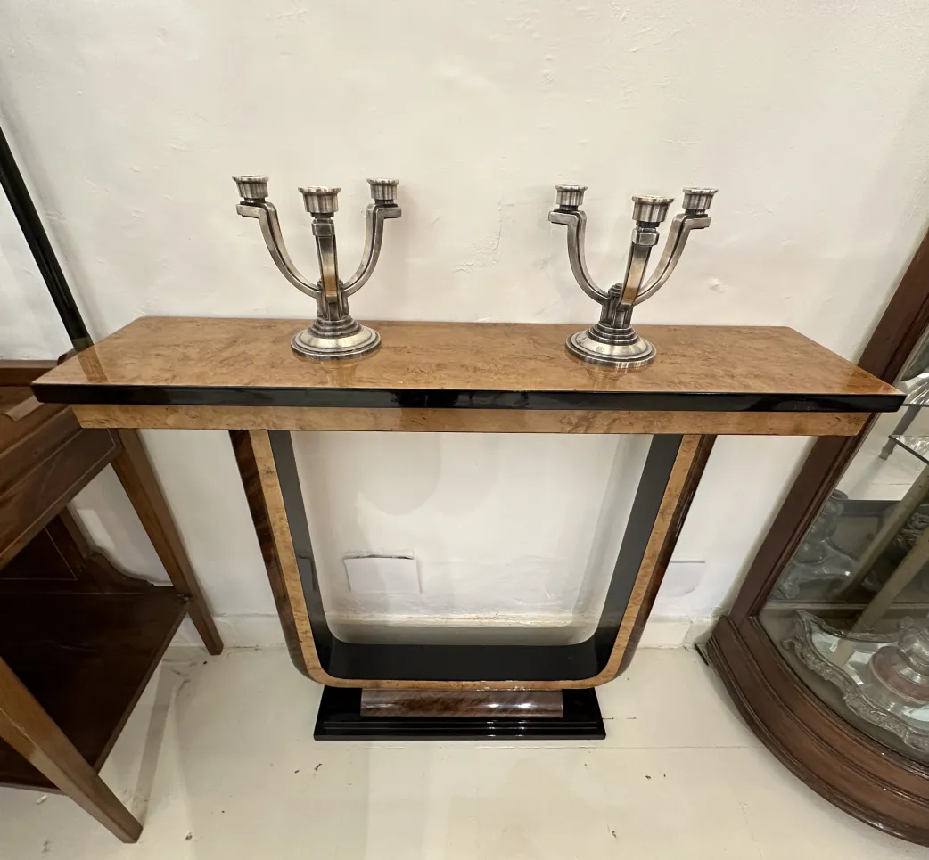 antigua consola decorativa con candelabros plateados