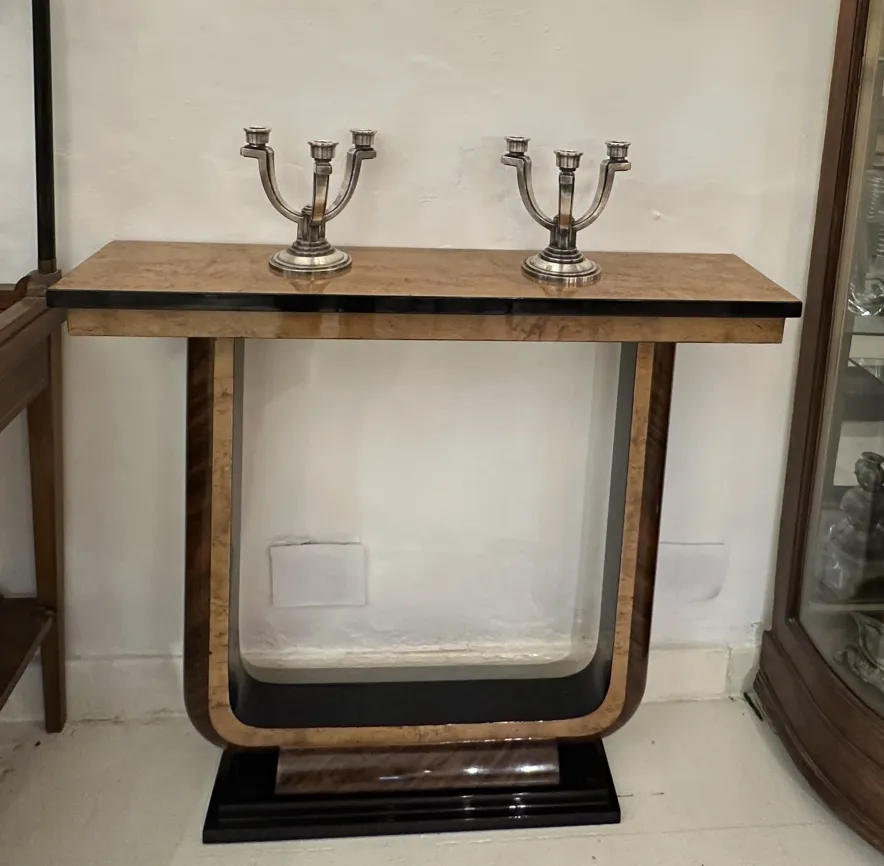 mesa-console-antiga-com-candelabros-prateados