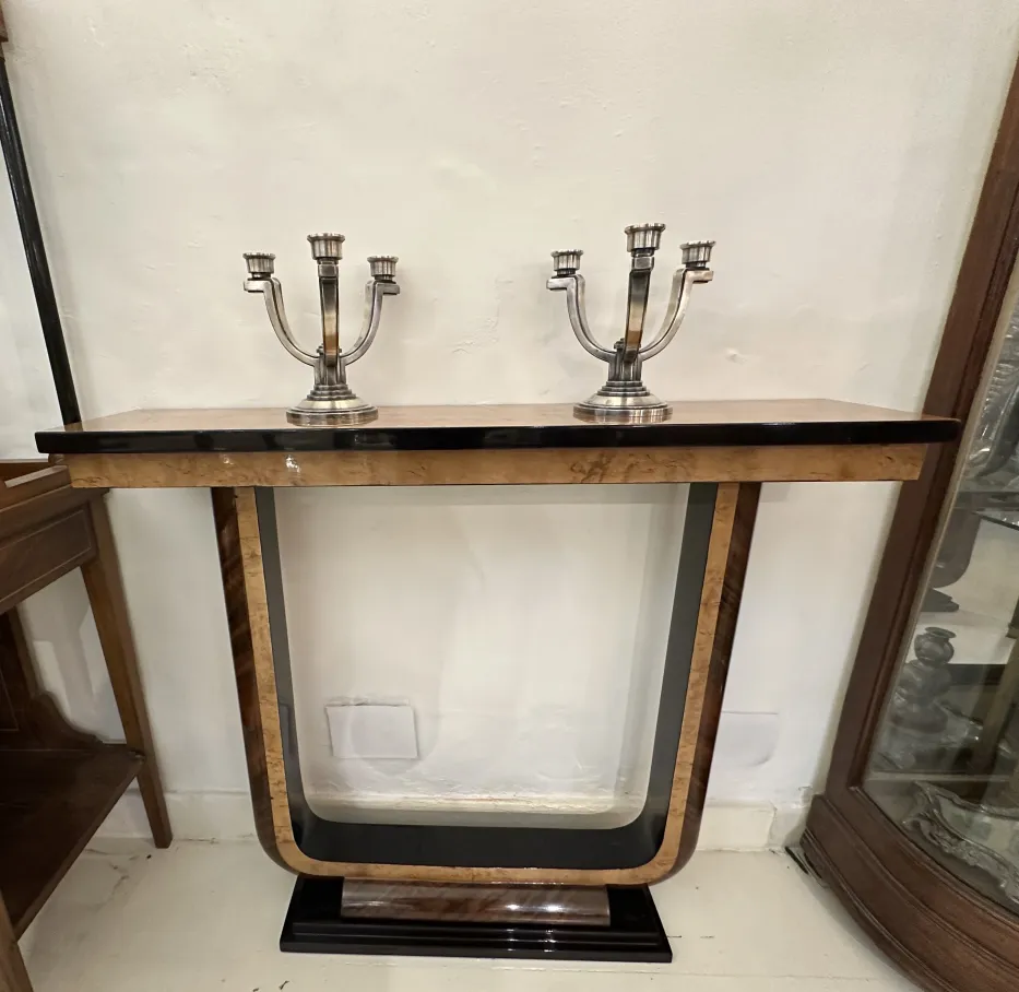 고전적인 장식 콘솔과 은 촛대