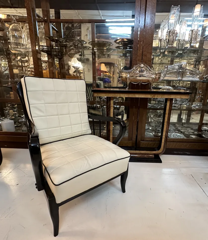 consola antigua con diseño elegante y sutil