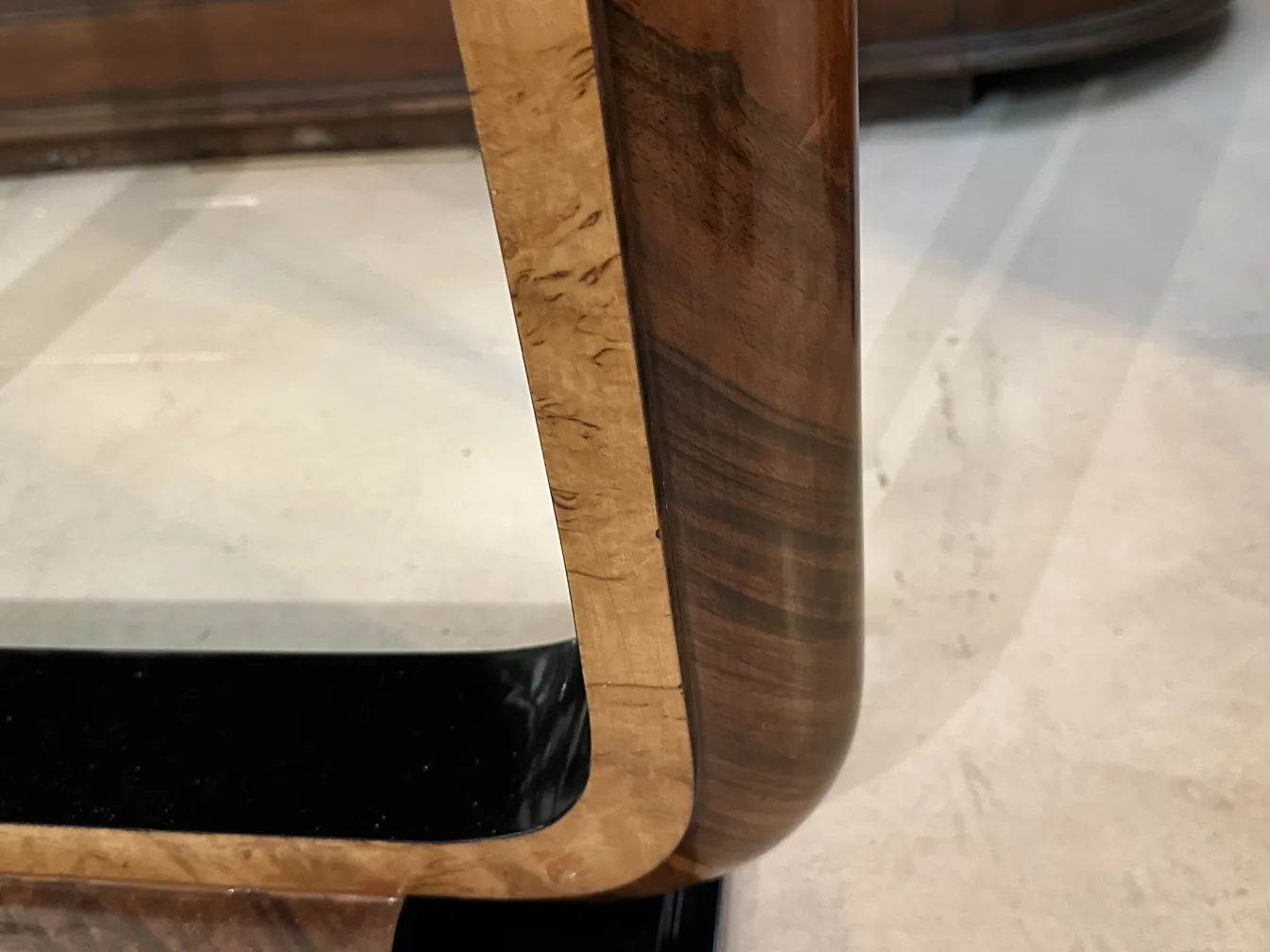 Dettagli di un antico mobile dresuar con angoli arrotondati, ambiente minimalista