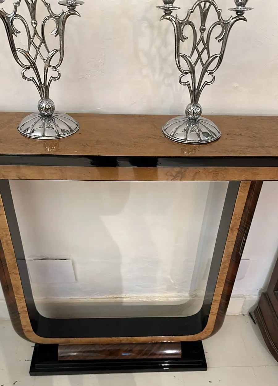 ancienne console décorative avec des candélabres en argent