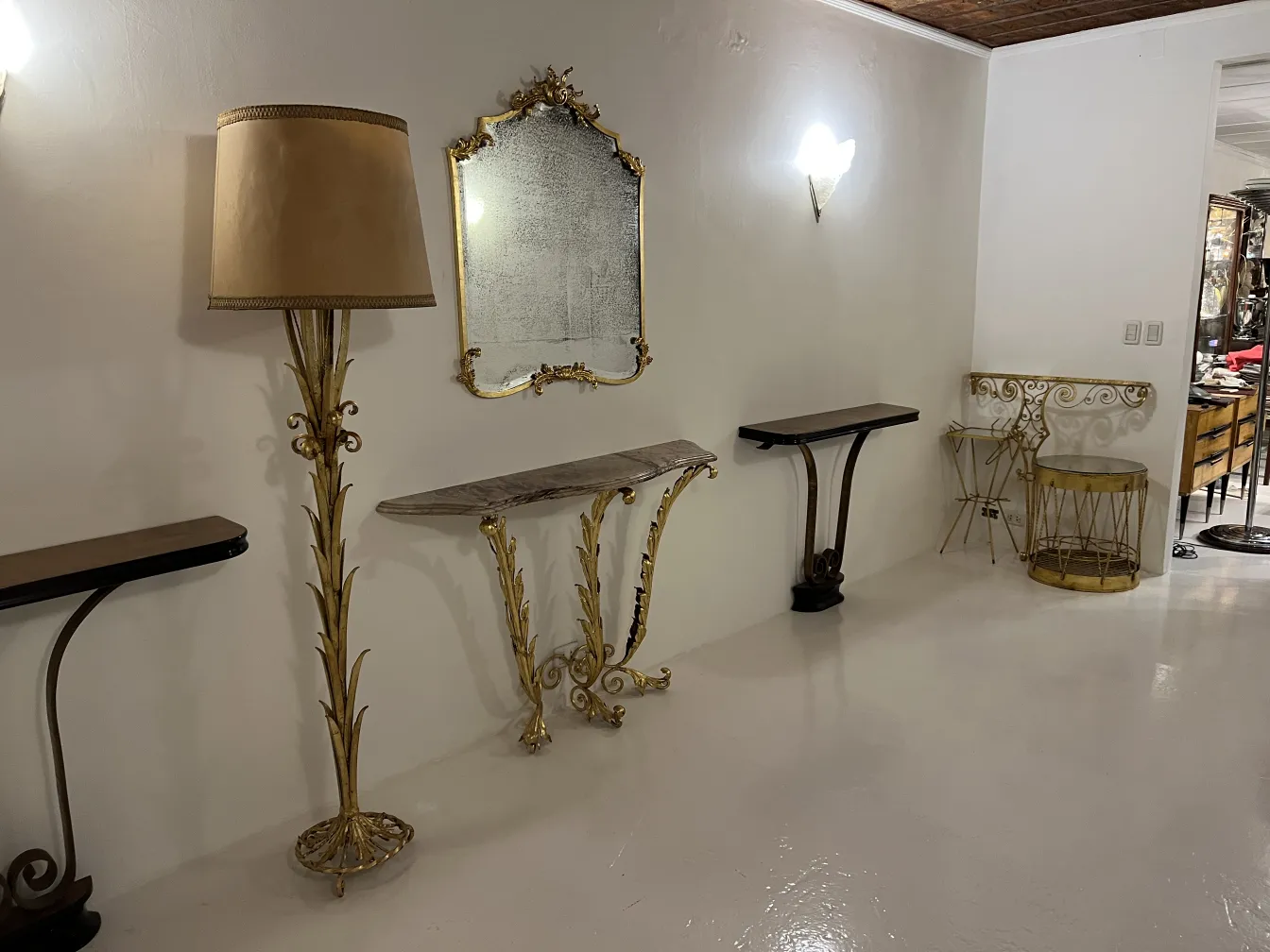 ancienne console décorative avec miroir et lampe sur pied