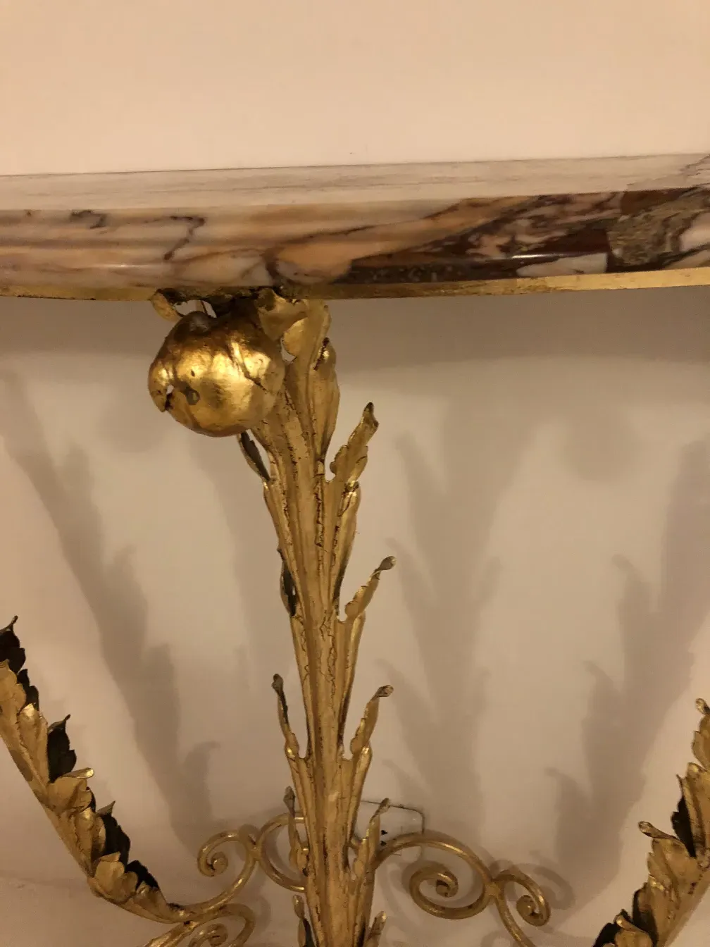 Dresuar antique décoratif avec détail doré