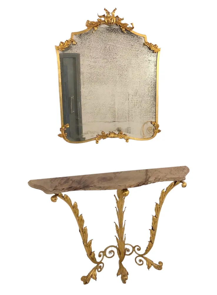 Consola antigua con espejo decorativo y detalles dorados