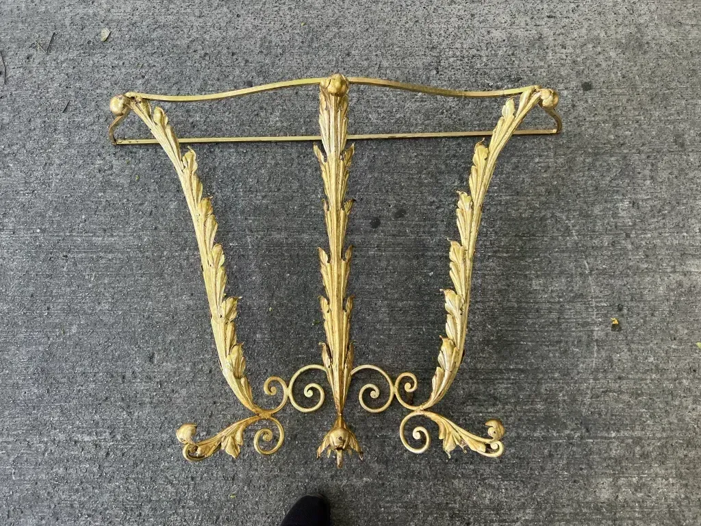 console dorée ancienne avec des motifs décoratifs