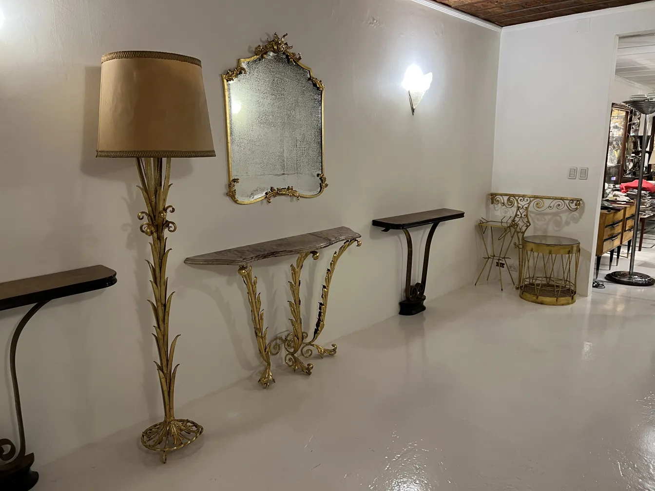 consola antiga decorada com folhas douradas e espelho