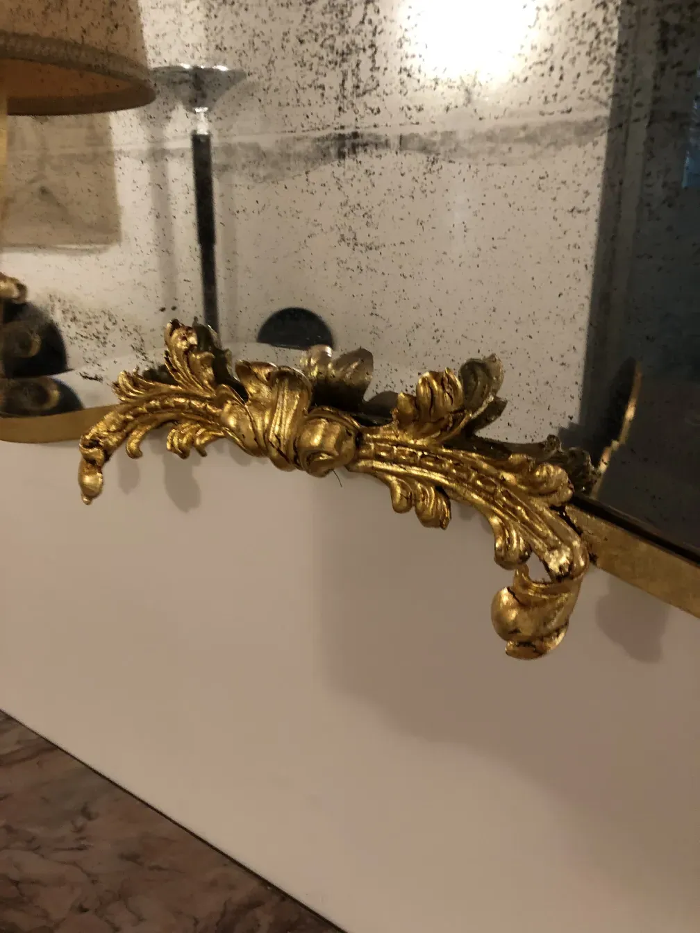 antike dekorative dresuarmöbel mit goldenen details im design, elegantes ambiente