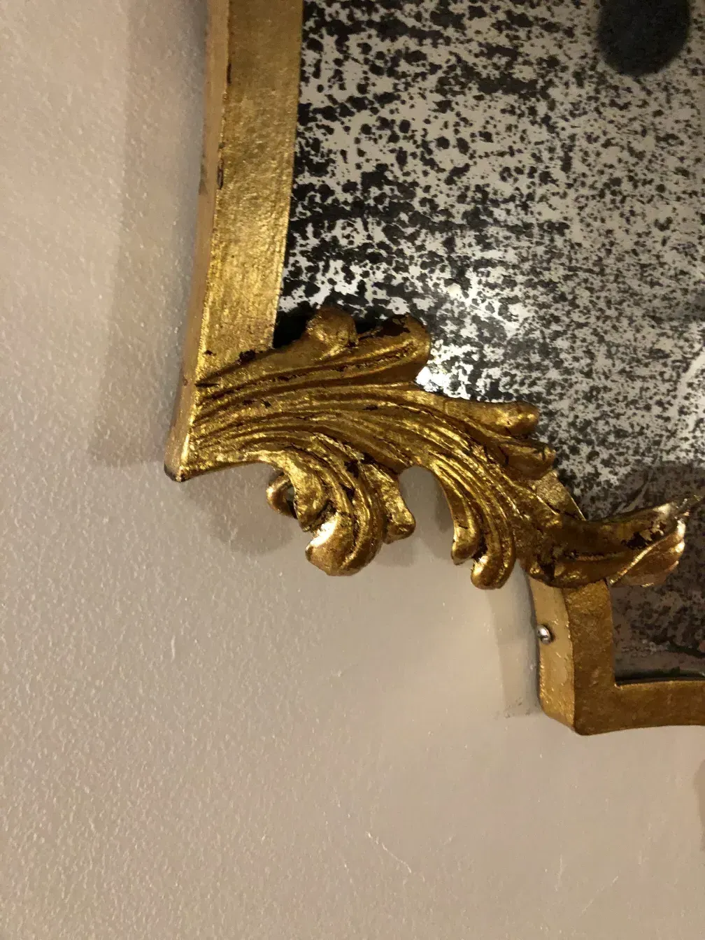 dettaglio di un'antica consola decorativa con elementi dorati