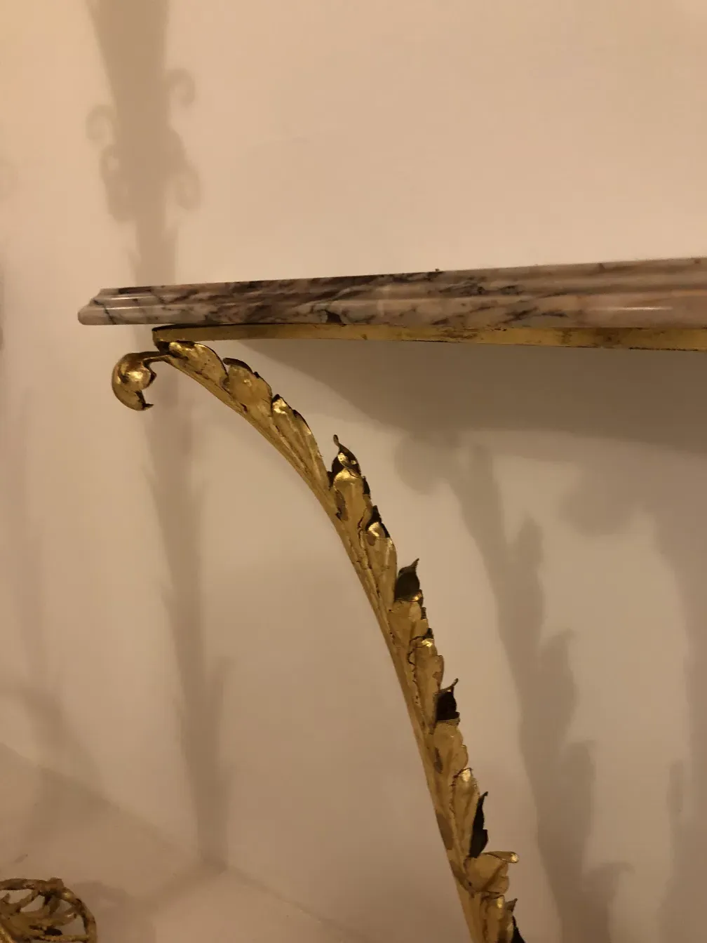 vista de una antigua consola decorativa con detalles dorados