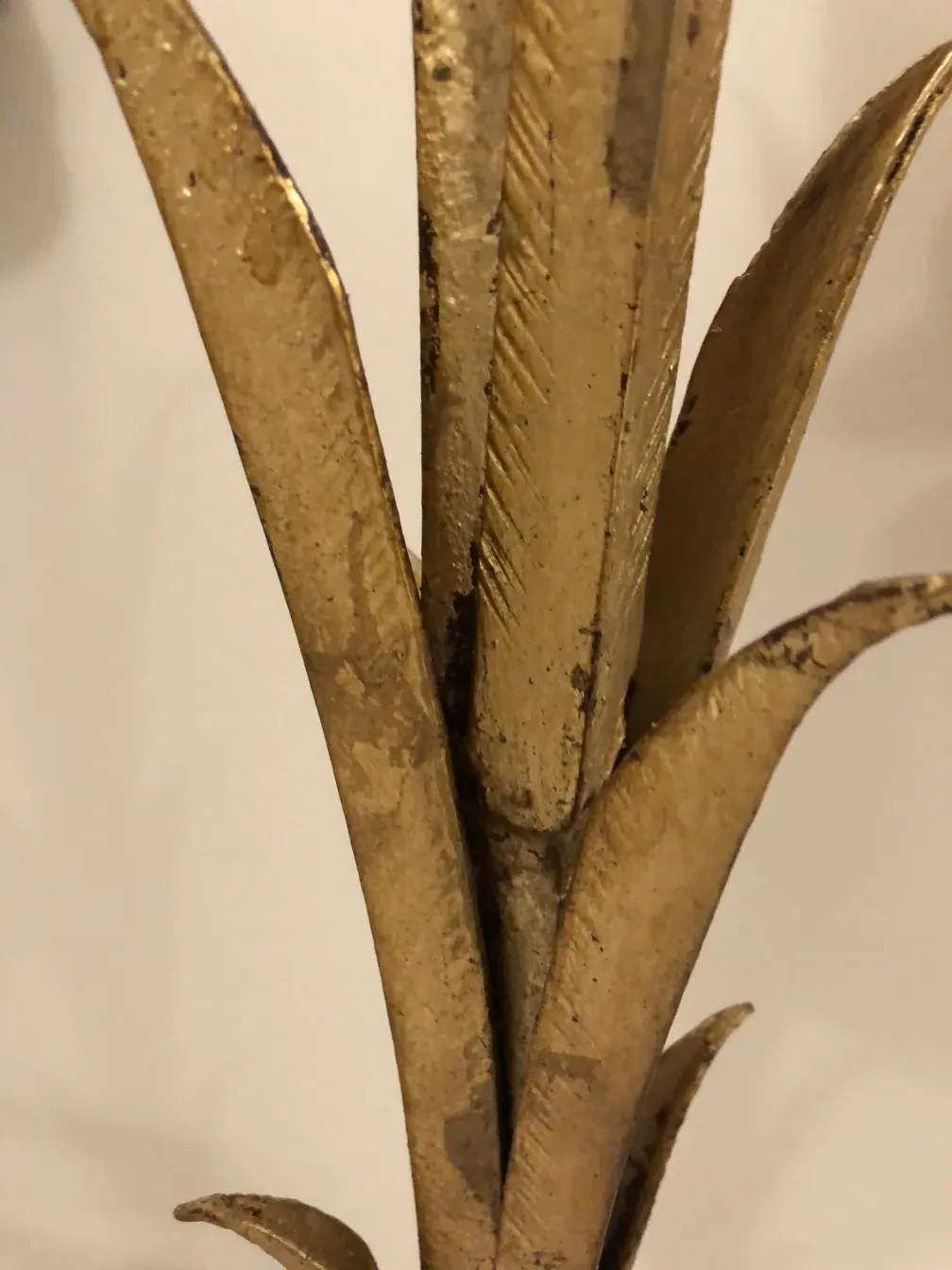 古董金色控制台，带有装饰细节