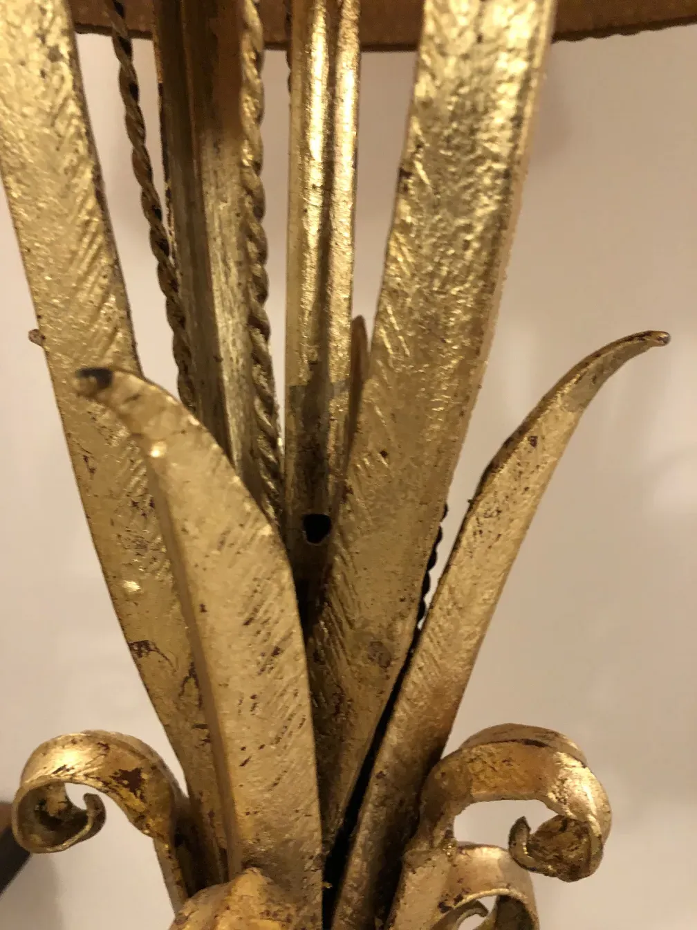 Ansicht der goldenen Details eines antiken dekorativen Dresuars.