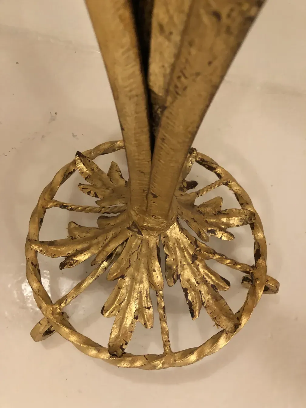 vista superior de una consola antigua con raíces doradas