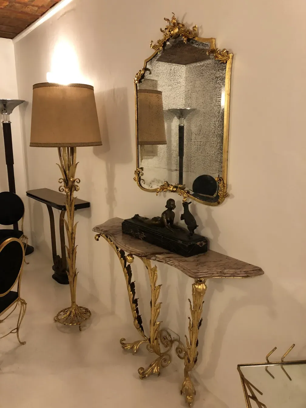 Consola antiga com espelho decorativo adornado