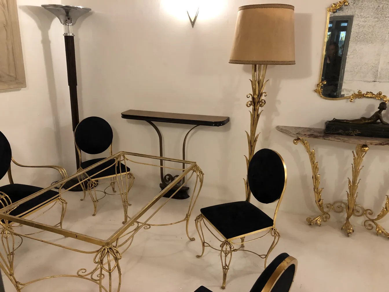 antike dekorative dresuar mit goldenen Details