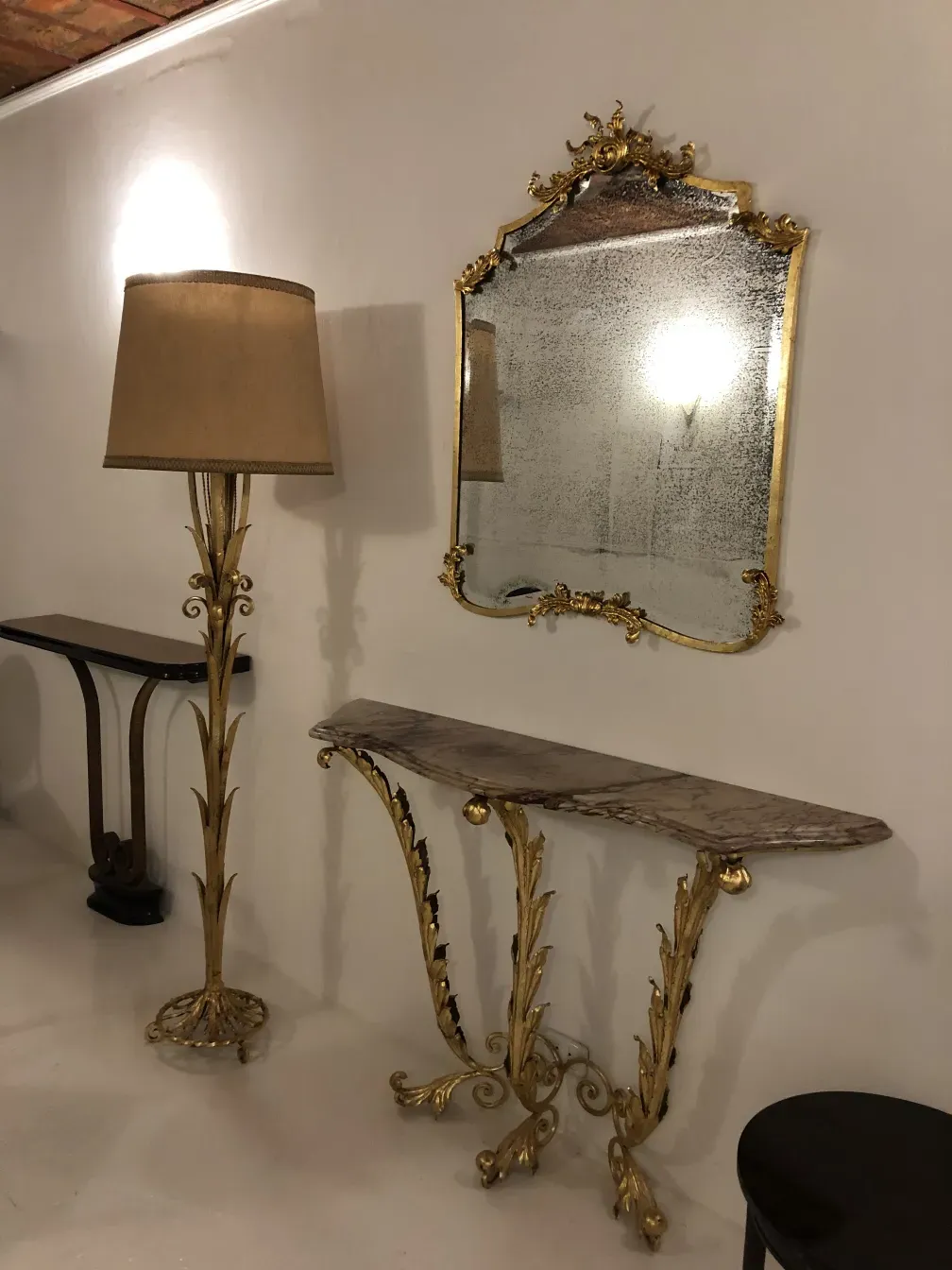 antigua consola decorativa con espejo dorado, ambiente clásico