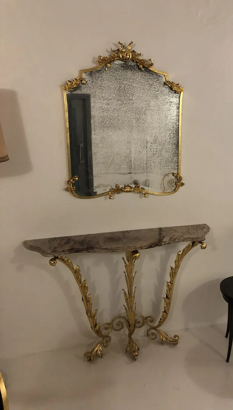 Dresuar ancien avec pieds dorés et dessus en marbre