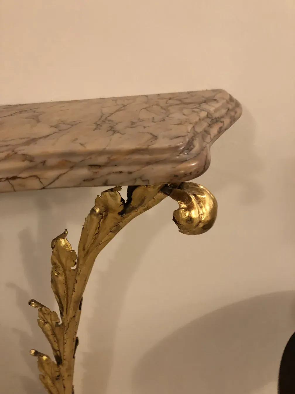 Ansicht der Dekoration auf einem antiken Dresser mit goldenen Details und einem eleganten Design auf hellem Hintergrund.