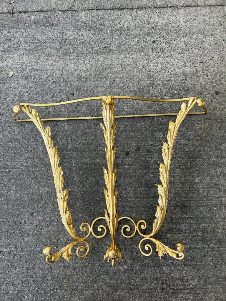 console decorativa antiga dourada com padrão de folhas