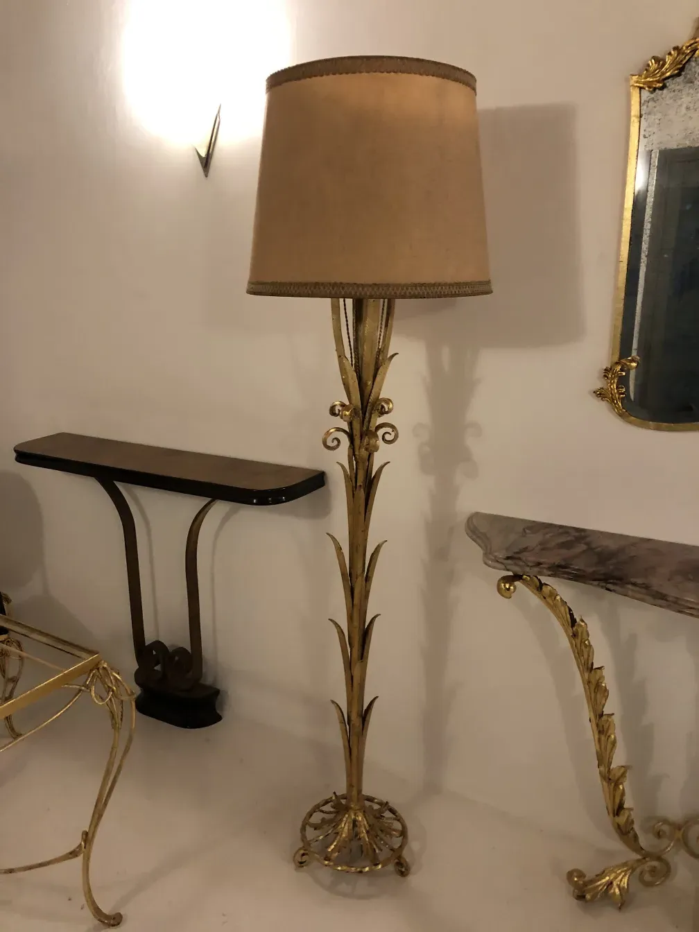 console antica con dettagli decorativi, ambiente classico