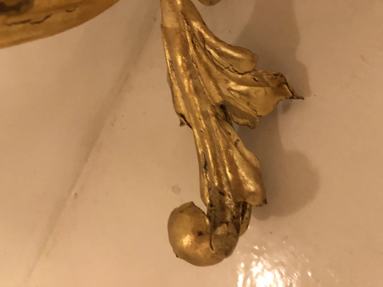 Détails d'un ancien dresuar décoratif avec des motifs dorés.