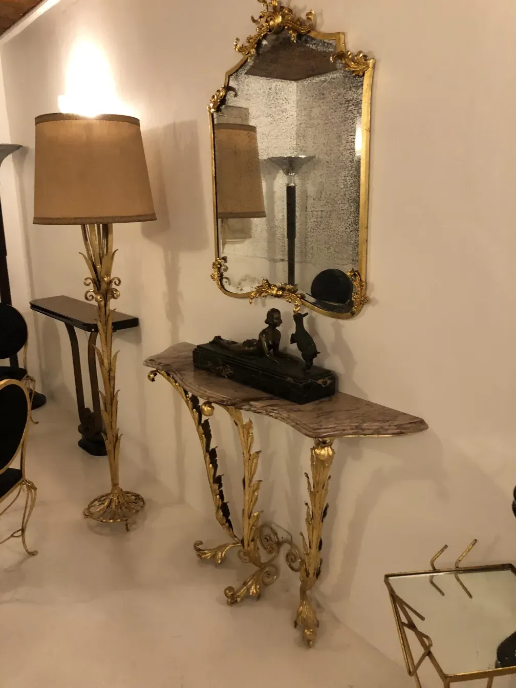 antigua consola con espejo decorativa en oro