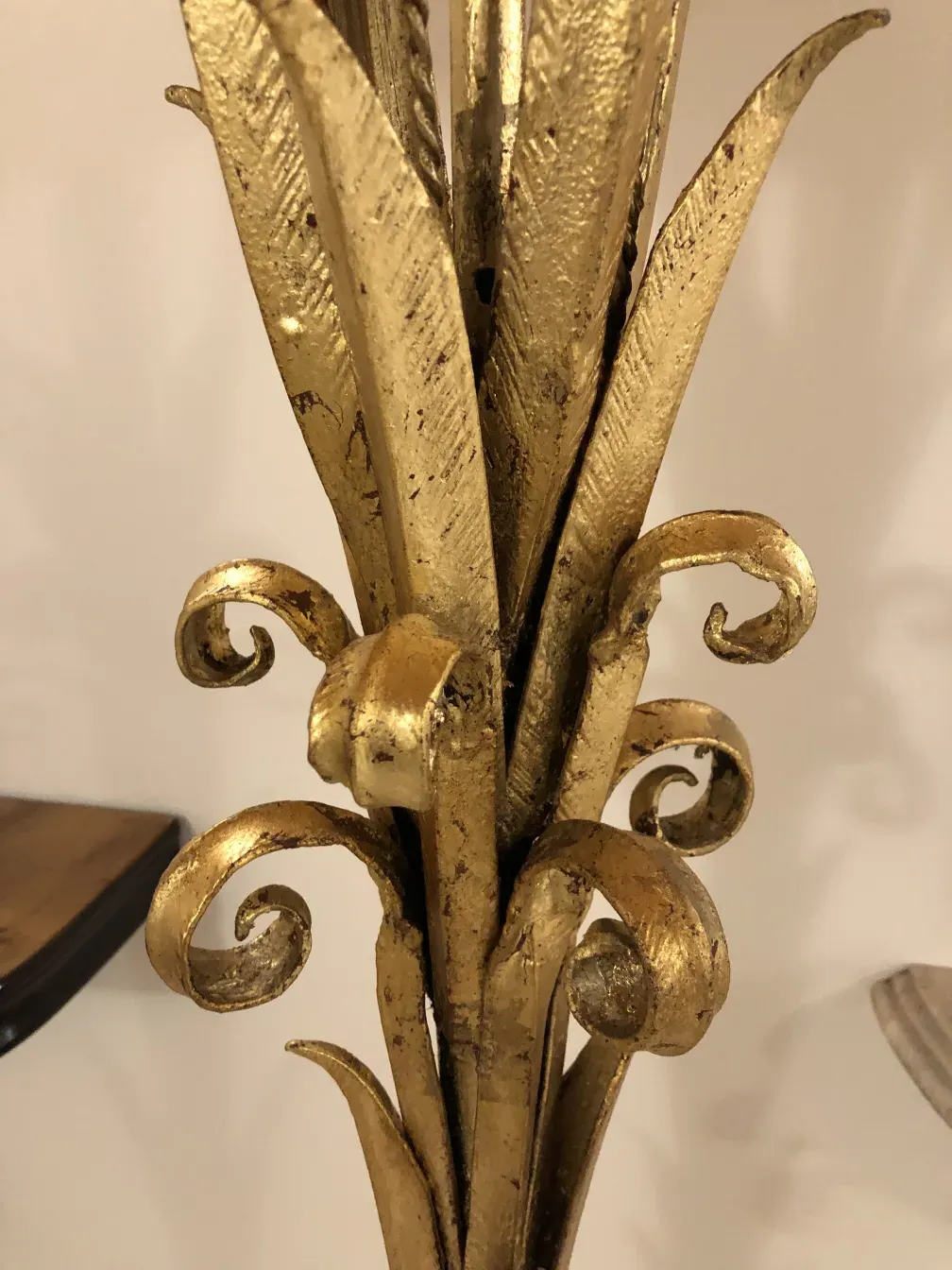 Obenansicht einer antiken Konsole mit goldenen Verzierungen