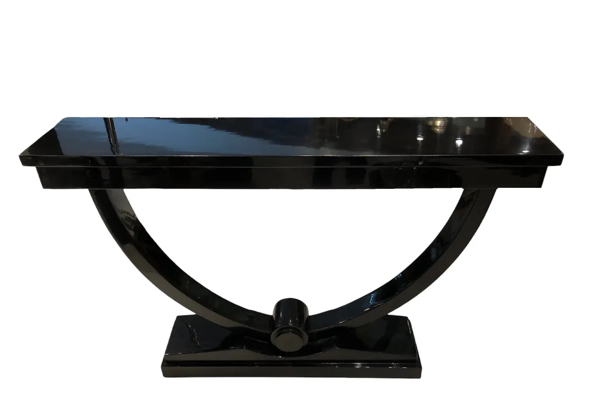 consola antigua de diseño elegante en ambiente claro