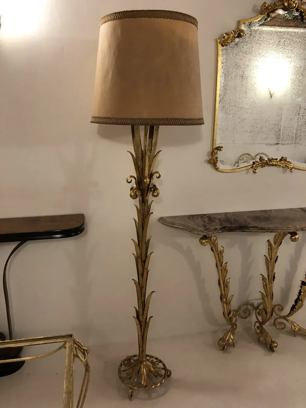 Consola antiga com detalhes elaborados, cercada por itens decorativos.