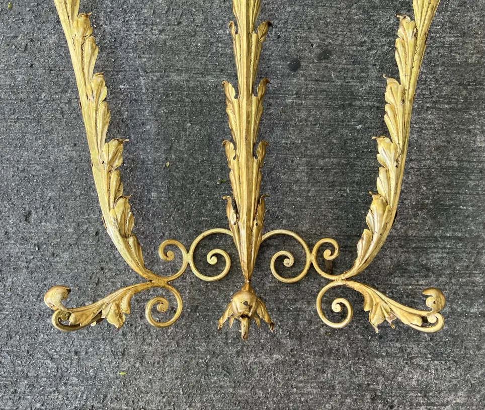 dresuar con adornos dorados, curvas elegantes y hoja decorativa