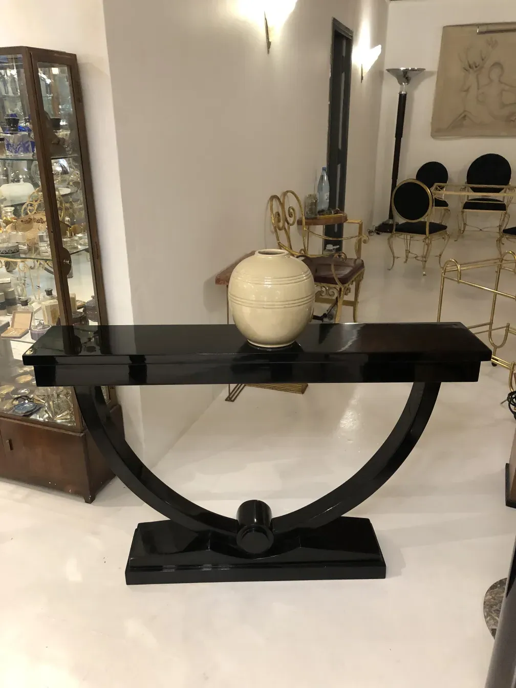 antiga consolas pretas com base curva e adornos