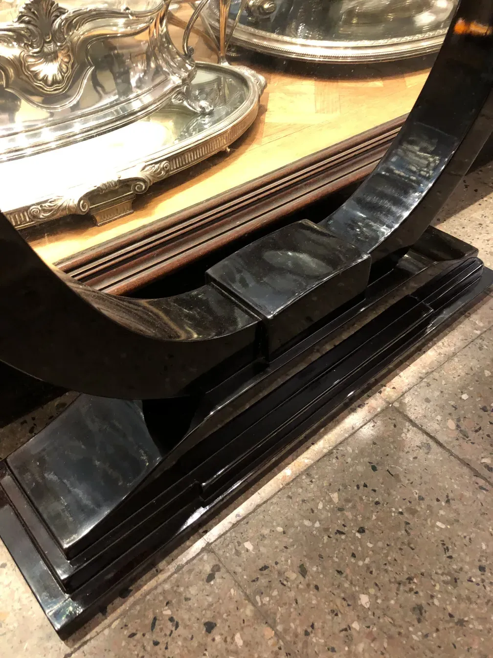 antiga consolare com detalhes decorativos e ambiente elegante