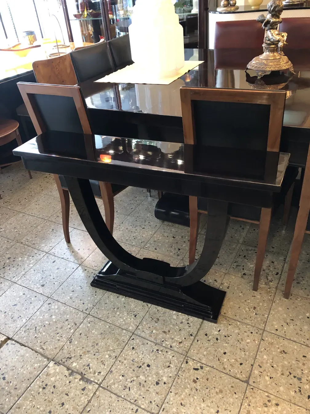 Console antique élégante avec design distinctif, cadre accueillant.