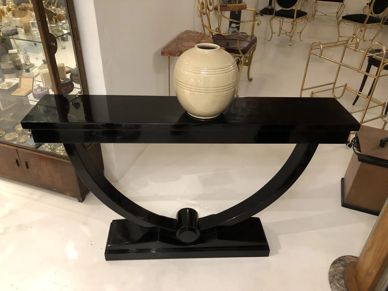 Antica consolle nera con vaso decorativo