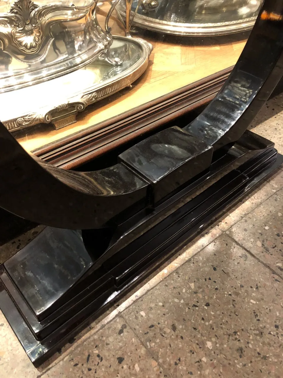 Vista di una console antica con dettagli decorativi in un ambiente elegante