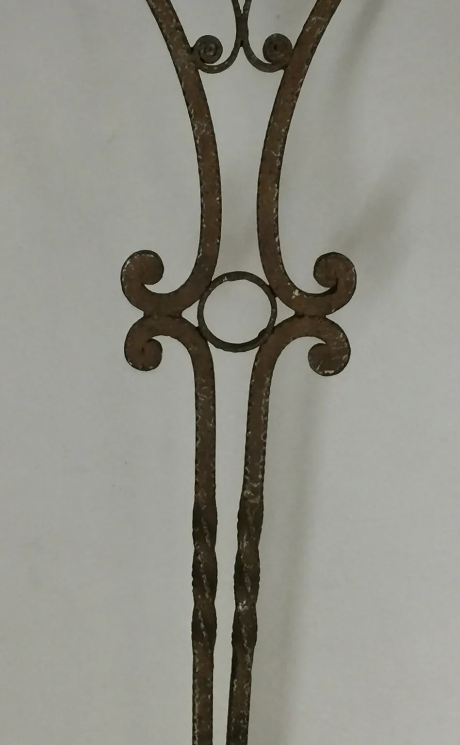 Detalles de una antigua consola decorativa con diseño elaborado