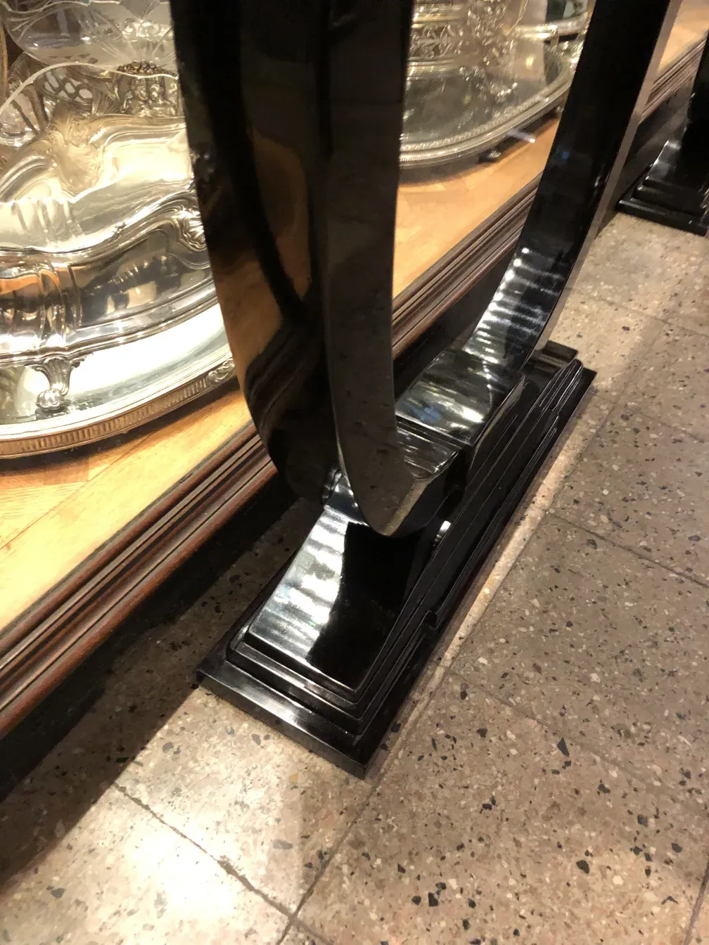 antica consola decorativa con curve eleganti e atmosfera accogliente