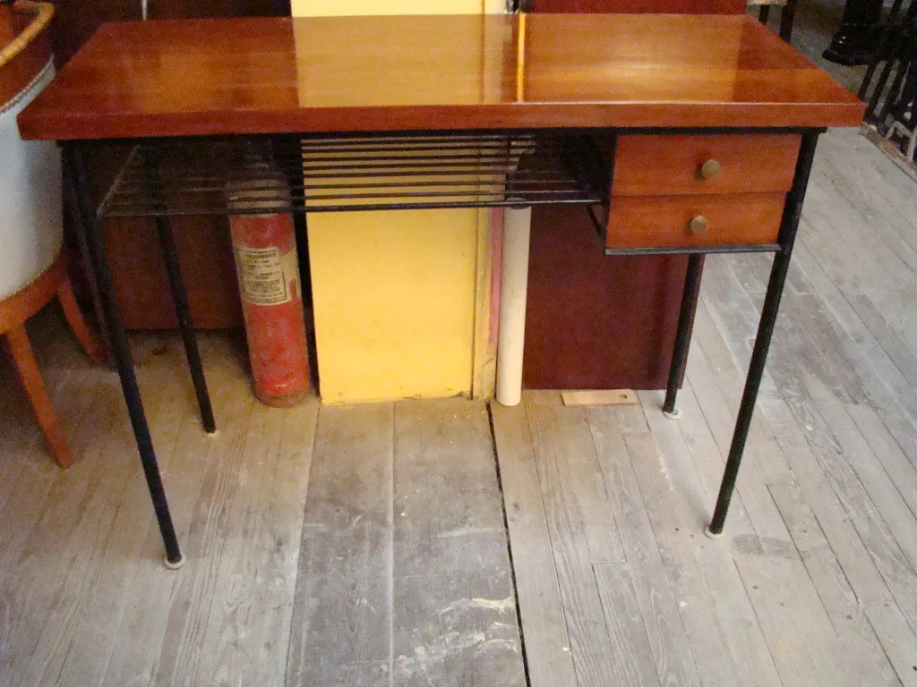 antike Konsole mit Schubladen und einfachem Design