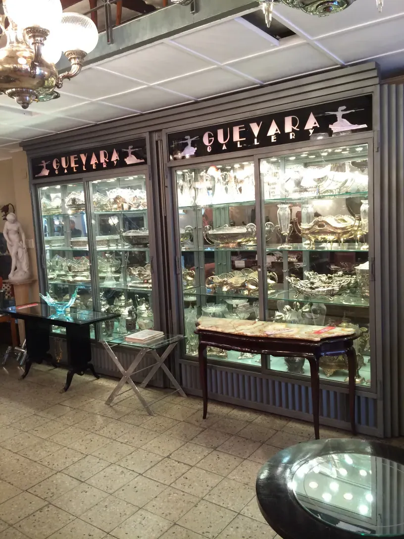 античный консольный стол с декоративной поверхностью