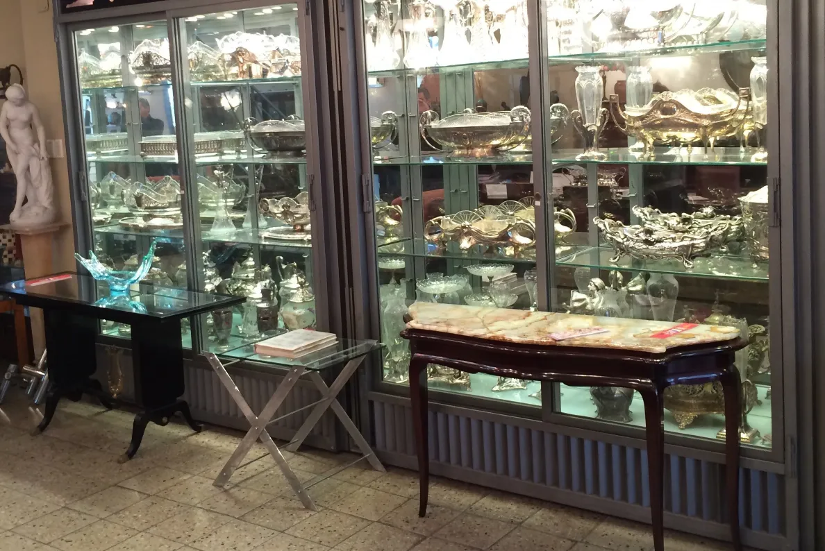 tavolo console antico con dettagli eleganti