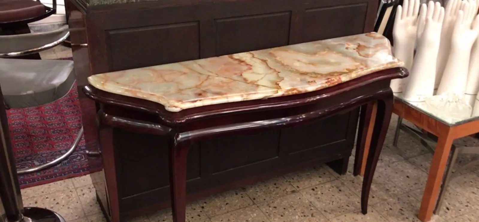 Table de console antique avec dessus décoratif