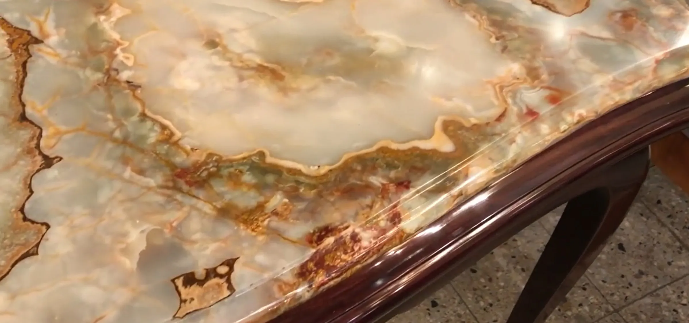 cerca de una consola antigua elegante con detalles decorativos