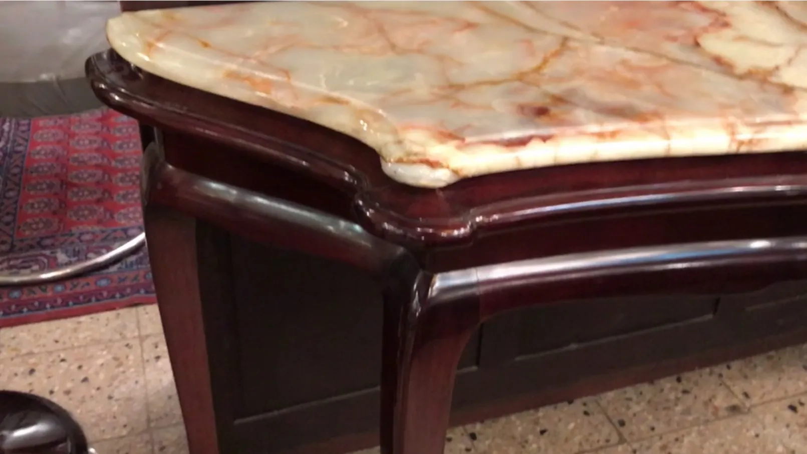 antica console tavolo con superficie decorativa e dettagli raffinati