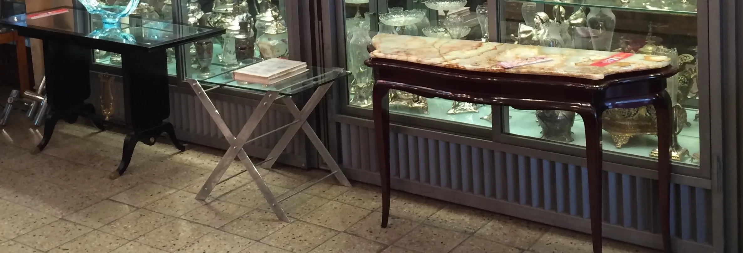 Tavolino console antico decorativo con superficie dettagliata, ambiente elegante.