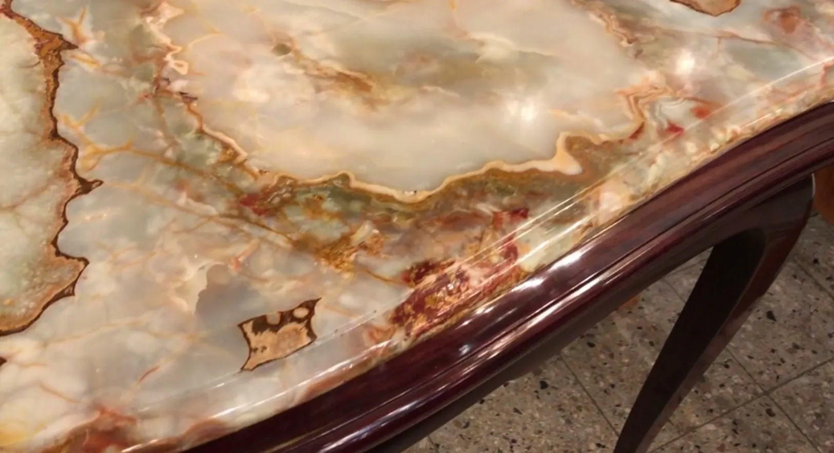 ancien dresuar avec surface claire et détails dorés