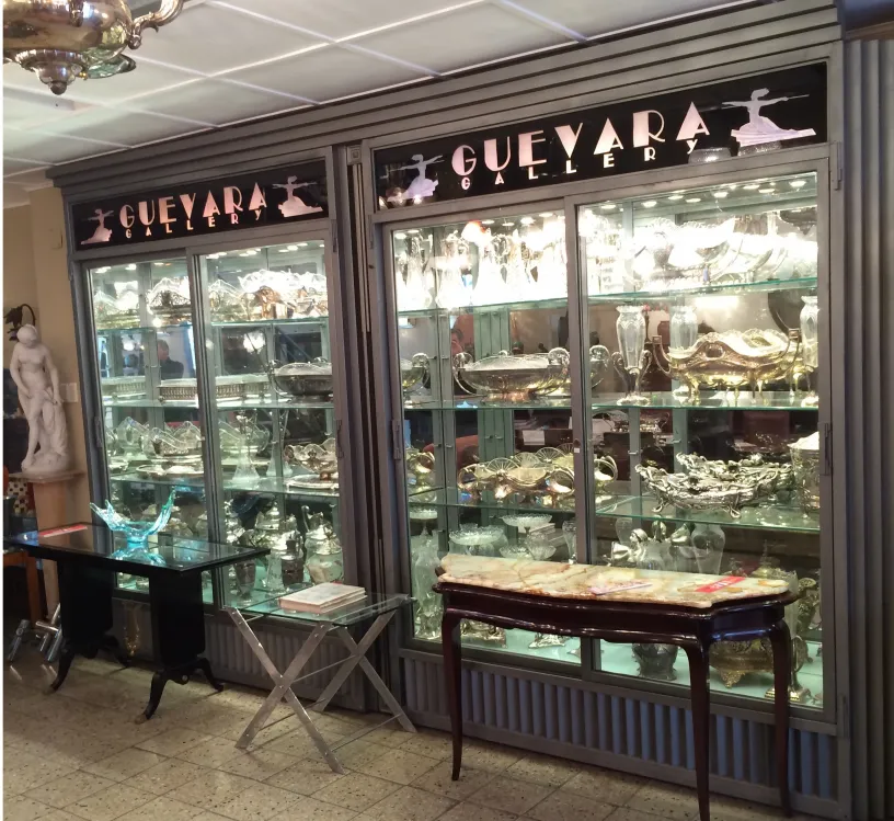 Antiga consola decorativa com pernas elegantes em um ambiente de galeria